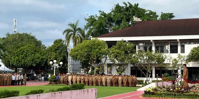 Wali Kota Balikpapan, H. Rahmad Mas’ud, saat memimpin apel pagi pegawai Pemkot Balikpapan di halaman Balai Kota, pada Selasa (8/4/2025). Foto: BorneoFlash/Niken Sulastri