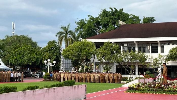Wali Kota Balikpapan, H. Rahmad Mas’ud, saat memimpin apel pagi pegawai Pemkot Balikpapan di halaman Balai Kota, pada Selasa (8/4/2025). Foto: BorneoFlash/Niken Sulastri