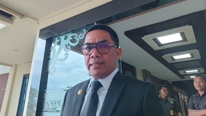 Wali Kota Samarinda, Andi Harun Usai penandatanganan Nota Kesepahaman (MoU) dan Perjanjian Kerja Sama (PKS) yang dilaksanakan di Ruang Anjungan Karang Mumus, Balai Kota Samarinda, pada Rabu (23/4/2025). Foto: BorneoFlash/Nur Ainunnisa