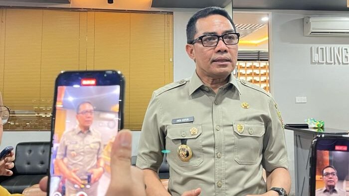 Wali Kota Samarinda, Andi Harun Menyikapi keluhan masyarakat terkait kerusakan mesin kendaraan usai pengisian BBM.  Foto: BorneoFlash/Nur Ainunnisa