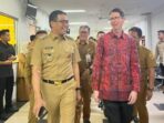 Wali Kota Samarinda, Andi Harun saat berada di RSUD IA Moeis saat terima kunjungan Konsul Jenderal Australia, Todd Dias. Foto: BorneoFlash/Nur Ainunnisa