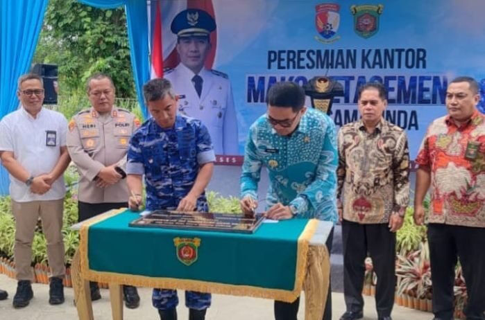 Wali Kota Samarinda saat meresmikan Kantor Mako Detasemen TNI AU. Foto: BorneoFlash/Nur Ainunnisa