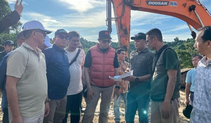 Wali Kota dan Wakil Wali Kota Samarinda saat tinjau lokasi yang akan dibangun Sekolah Rakyat yang berada di Palaran. Foto: BorneoFlash/Nur Ainunnisa