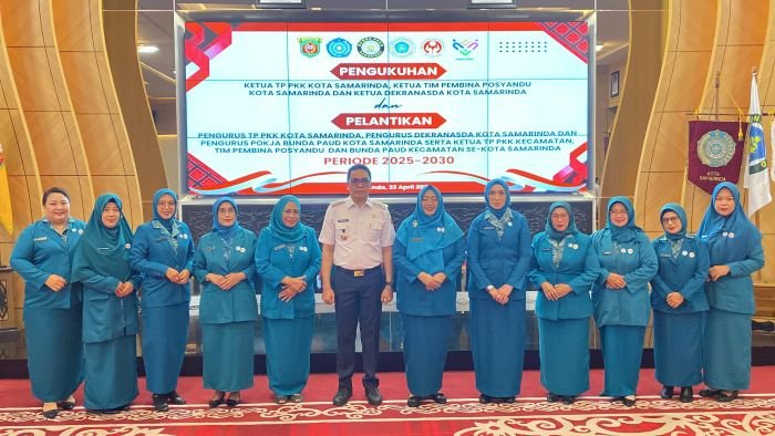 Wali kota Samarinda saat melantik Pengurus TP PKK Kota Samarinda. Foto: BorneoFlash/Nur Ainunnisa