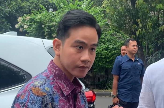 Wakil Presiden (Wapres) RI Gibran Rakabuming Raka melayat dan ikut shalat jenazah penyanyi senior Titiek Puspa di Masjid An-Nur, Pancoran, Jakarta Selatan, Jumat (11/4/2024).(FOTO : FIRDA JANATI)