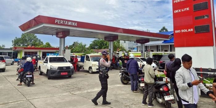 Warga Bontang saat mengisi BBM di salah satu SPBU. BorneoFlash/Ist