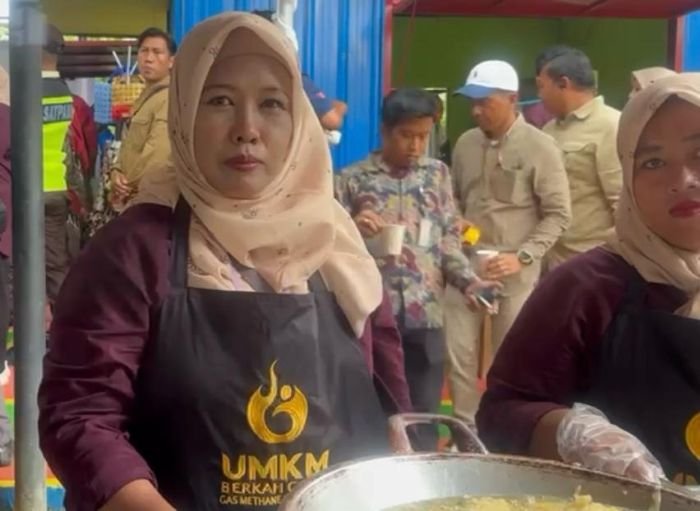 Yuli, Warga RT 36 memanfaatkan gas metan untuk berjualan gorengan. Foto: BorneoFlash/Niken Sulastri