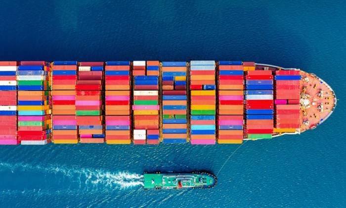 Ilustrasi kapal kargo. Perang dagang AS-China berdampak langsung pada logistik global. Puluhan pelayaran kapal kargo dari China dibatalkan, memicu guncangan rantai pasok dan ancaman penurunan impor ke Amerika Serikat. (tawatchai07/ freepik)