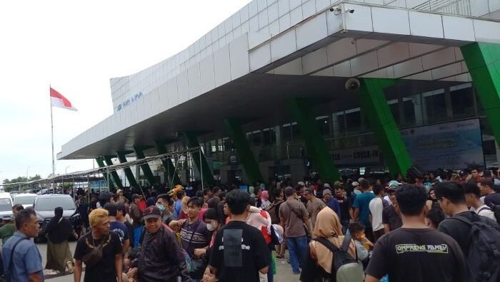 Arus Balik lebaran di Pelabuhan Semayang Balikpapan mengalami peningkatan, pada Sabtu (5/4/2025). Foto: BorneoFlash/Niken Sulastri