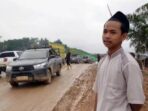 Kalau panas berdebu, tapi ketika hujan, jalan di depan Pesantren Fastabilqul Khairaat berubah menjadi berlumpur. (Foto : Anindita Pradana)