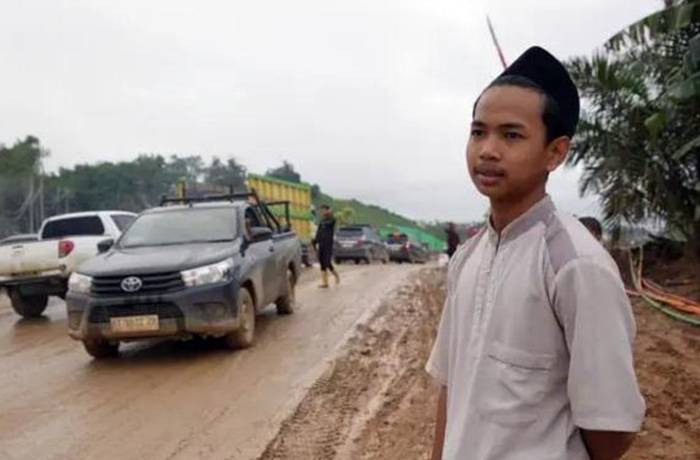 Kalau panas berdebu, tapi ketika hujan, jalan di depan Pesantren Fastabilqul Khairaat berubah menjadi berlumpur. (Foto : Anindita Pradana)