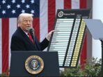Presiden Amerika Serikat Donald Trump membawa daftar negara yang dikenakan tarif impor dalam acara di Rose Garden bertajuk Make America Wealthy Again, di Gedung Putih, Washington DC, 2 April 2025.(AFP/BRENDAN SMIALOWSKI)