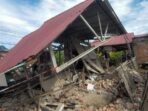 Sebuah bangunan tampak hancur akibat gempa bumi yang mengguncang Bengkulu. Reruntuhan bata dan puing-puing bangunan berserakan di sekitar lokasi, sementara petugas dan warga setempat berusaha melakukan evakuasi dan pendataan kerusakan. Gempa yang terjadi menyebabkan kerusakan di sejumlah wilayah pemukiman dan fasilitas umum di Bengkulu. Foto: tempo.co