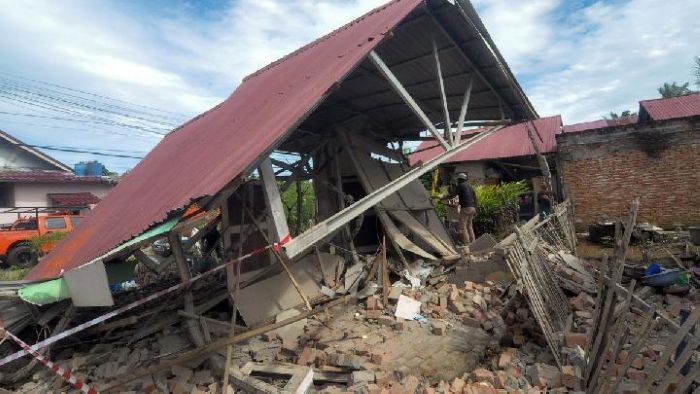 Sebuah bangunan tampak hancur akibat gempa bumi yang mengguncang Bengkulu. Reruntuhan bata dan puing-puing bangunan berserakan di sekitar lokasi, sementara petugas dan warga setempat berusaha melakukan evakuasi dan pendataan kerusakan. Gempa yang terjadi menyebabkan kerusakan di sejumlah wilayah pemukiman dan fasilitas umum di Bengkulu. Foto: tempo.co