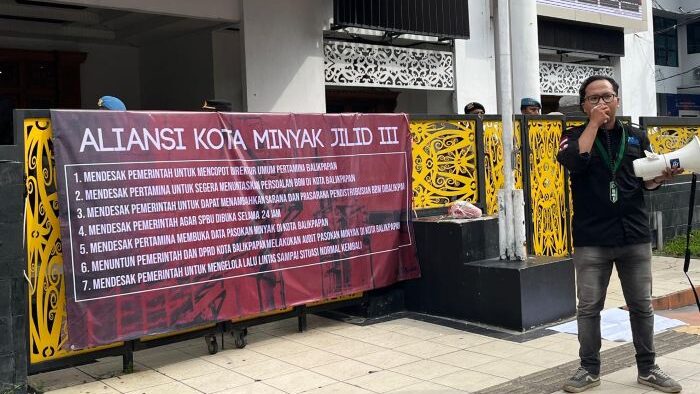 AKM Balikpapan menggelar aksi damai di depan Kantor DPRD Balikpapan, pada Selasa (21/5/2025). Foto: BorneoFlash/Niken Sulastri