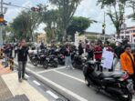 AKM Balikpapan menggelar aksi damai di depan Kantor DPRD Balikpapan, pada Selasa (21/5/2025). Foto: BorneoFlash/Niken Sulastri