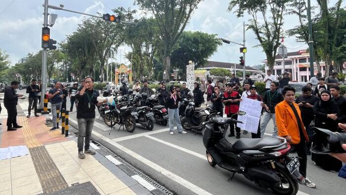 AKM Balikpapan menggelar aksi damai di depan Kantor DPRD Balikpapan, pada Selasa (21/5/2025). Foto: BorneoFlash/Niken Sulastri