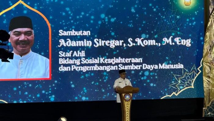 Staf Ahli Bidang Sosial, Kesejahteraan dan Pengembangan Sumber Daya Manusia Sekretaris Daerah Balikpapan, Adamin Siregar saat membacakan sambutan Wali Kota Balikpapan, Rahmad Mas'ud. Foto: BorneoFlash/Niken Sulastri