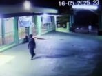 Aksi pencurian nekat oleh seorang terjadi di Masjid Al Huda, Jalan Sutan Syahrir, Kota Bontang pada Kamis dini hari (16/5/2025). Foto: BorneoFlash/Ist