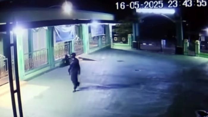 Aksi pencurian nekat oleh seorang terjadi di Masjid Al Huda, Jalan Sutan Syahrir, Kota Bontang pada Kamis dini hari (16/5/2025). Foto: BorneoFlash/Ist