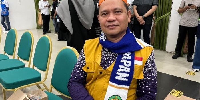 Anggota Dewan Perwakilan Rakyat Daerah (DPRD) Kota Balikpapan, Yusri bersama 359 calon jemaah haji Balikpapan dan para petugas dilepas secara langsung oleh Wakil Gubernur Kaltim Seno Aji di Embarkasi Haji Balikpapan, pada Senin Malam (5/5/2025). Foto: Bor