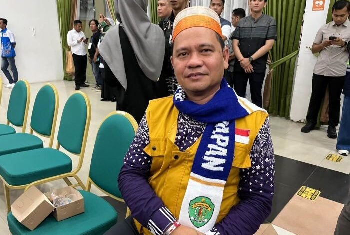 Anggota Dewan Perwakilan Rakyat Daerah (DPRD) Kota Balikpapan, Yusri bersama 359 calon jemaah haji Balikpapan dan para petugas dilepas secara langsung oleh Wakil Gubernur Kaltim Seno Aji di Embarkasi Haji Balikpapan, pada Senin Malam (5/5/2025). Foto: BorneoFlash/Ardian