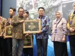 Asisten Tata Pemerintahan Setda Balikpapan, Zulkipli Saat menerima penghargaan dari Menteri Dalam Negeri Tito Karnavian di Kantor Ditjen Bina Pembangunan Daerah (Bangda) Kemendagri, Jakarta, pada Jumat (23/5/2025). Foto: BorneoFlash/IST