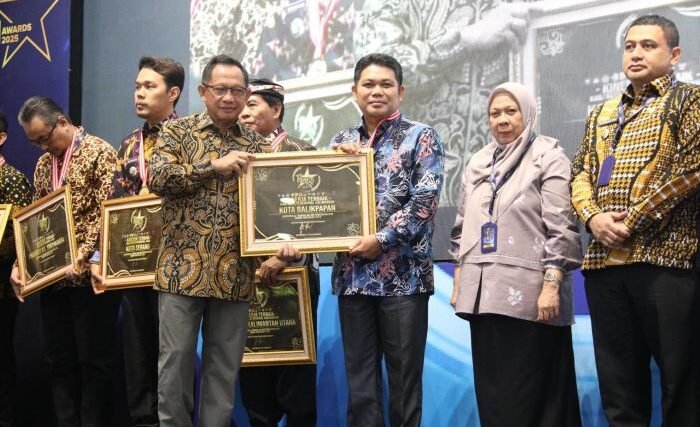 Asisten Tata Pemerintahan Setda Balikpapan, Zulkipli Saat menerima penghargaan dari Menteri Dalam Negeri Tito Karnavian di Kantor Ditjen Bina Pembangunan Daerah (Bangda) Kemendagri, Jakarta, pada Jumat (23/5/2025). Foto: BorneoFlash/IST