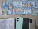 Barang Bukti yang diamankan Tim Opsnal Jatanras Polda Kaltim dari jaringan pungli yang beroperasi sistematis di kawasan Kompleks Manggar Sari, Kecamatan Balikpapan Timur, pada Rabu malam (7/5/2025). Foto: HO/Humas Polda Kaltim