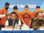 Direktorat Tindak Pidana Siber (Dittipidsiber) Bareskrim Polri menunjukkan empat tersangka kasus judi online (daring) H55 Hiwin dalam konferensi pers di Gedung Bareskrim Polri, Jakarta, Jumat (2/5/2025). (Foto : Nadia Putri Rahmani)