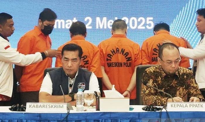 Direktorat Tindak Pidana Siber (Dittipidsiber) Bareskrim Polri menunjukkan empat tersangka kasus judi online (daring) H55 Hiwin dalam konferensi pers di Gedung Bareskrim Polri, Jakarta, Jumat (2/5/2025). (Foto : Nadia Putri Rahmani)