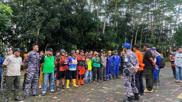 Basarnas Bersama Tim Gabungan Melaksanakan Pencarian Seorang Balita Diduga Terseret Arus Parit, pada Selasa (27/5/2025). Foto: BorneoFlash/Agung Putra