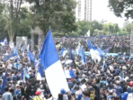 Bobotoh berkumpul di halaman gedung sate untuk merayakan kemenangan Persib Bandung. Foto: Persib