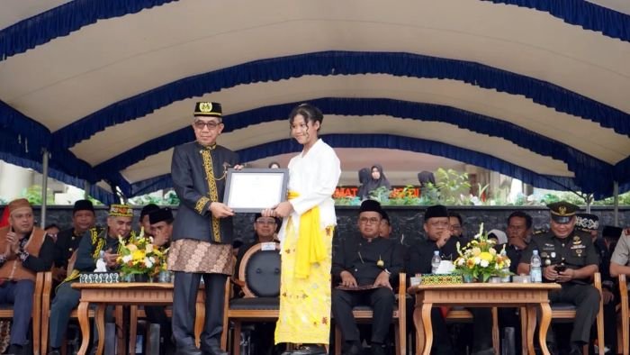 Bupati Kutim, Ardiansyah Sulaiman berikan apresiasi kepada siswa berprestasi. Foto: IST/HumasPRO