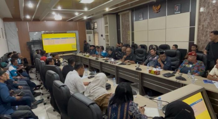 DPRD Kota Balikpapan RDP bersama serikat pekerja, di Ruang Rapat Gabungan DPRD, Kamis (1/5/2025). Foto: BorneoFlash/Ardian