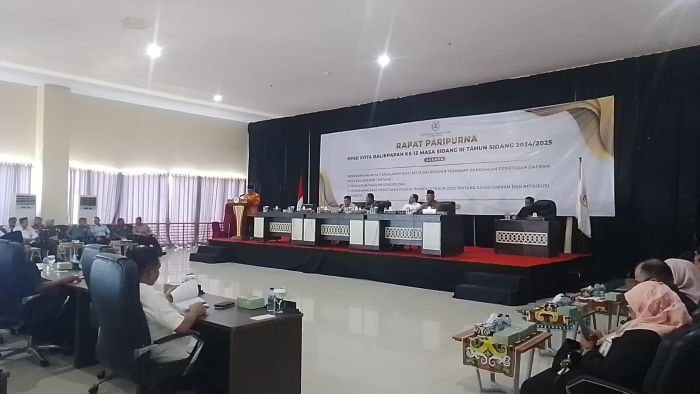 DPRD Kota Balikpapan menggelar rapat paripurna yang berlangsung di Gedung Parkir Klandasan Lantai 8, pada Senin (26/5/2025). Foto: BorneoFlash/Ardian