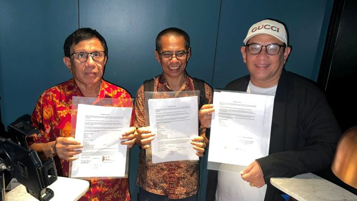 Dari kiri: Hendry Ch Bangun sebagai Ketua Umum PWI hasil Kongres Bandung 2023; Dahlan Dahi, selaku mediator; dan Zulmansyah Sekedang sebagai Ketua Umum versi Kongres Luar Biasa (KLB) PWI 2024. Foto: BorneoFlash/IST
