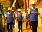 Direktur Utama PLN, Darmawan Prasodjo (kanan) beserta jajaran manajemen PLN ketika terjun langsung ke Pembangkit Listrik Tenaga Diesel dan Gas (PLTDG) Pesanggaran pada Sabtu dini hari (3/5/2025). Foto: HO/ PT PLN (Persero)