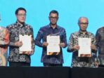 Direktur Utama PLN, Darmawan Prasodjo (tengah) ketika menandatangani MoA bersama Kontraktor Masela PSC dalam rencana pemanfaatan Liquid Natural Gas (LNG) dari proyek Abadi LNG dalam agenda The 49th IPA Convention & Exhibition di ICE BSD, Tangerang pada Rabu (21/5). Foto: HO/PLN