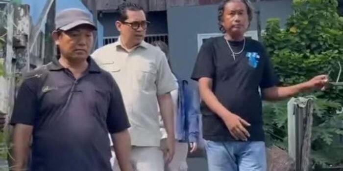 Direktur Utama PTMB, Dr. Yudhi Saharuddin, M.M., bersama Supervisor Distribusi Wilayah 4, Didik, turun langsung ke permukiman RT 37 Gunung Bugis Balikpapan. Foto: HO/PTMB