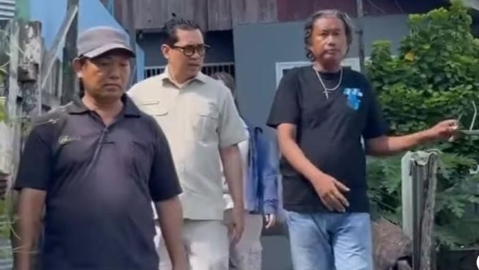 Direktur Utama PTMB, Dr. Yudhi Saharuddin, M.M., bersama Supervisor Distribusi Wilayah 4, Didik, turun langsung ke permukiman RT 37 Gunung Bugis Balikpapan. Foto: HO/PTMB