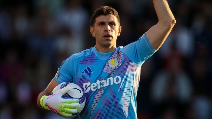Emi Martínez. Foto: X/@AVFCOfficial