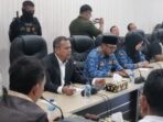 Executive General Manager Pertamina Patra Niaga Regional Kalimantan, Alexander Susilo, saat menghadiri Rapat Dengar Pendapat (RDP) kedua dengan DPRD Kota Balikpapan, pada Selasa (20/5/2025). Foto:BorneoFlash/Niken Sulastri