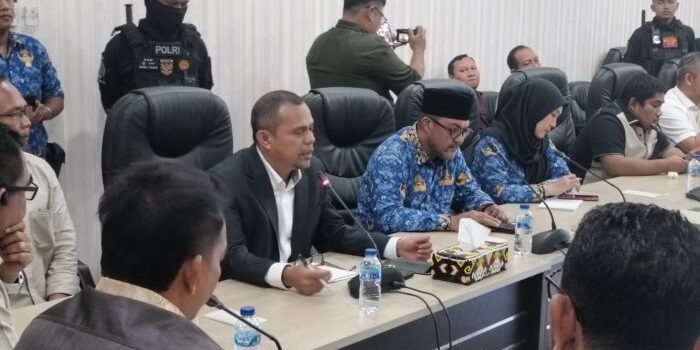 Executive General Manager Pertamina Patra Niaga Regional Kalimantan, Alexander Susilo, saat menghadiri Rapat Dengar Pendapat (RDP) kedua dengan DPRD Kota Balikpapan, pada Selasa (20/5/2025). Foto:BorneoFlash/Niken Sulastri