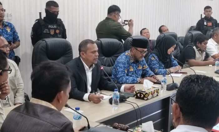 Executive General Manager Pertamina Patra Niaga Regional Kalimantan, Alexander Susilo, saat menghadiri Rapat Dengar Pendapat (RDP) kedua dengan DPRD Kota Balikpapan, pada Selasa (20/5/2025). Foto:BorneoFlash/Niken Sulastri