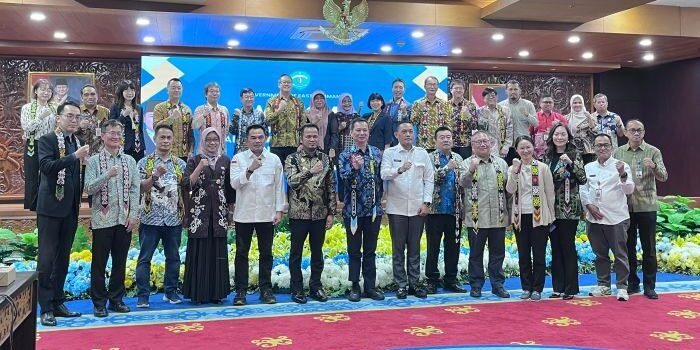 Foto Bersama Pemerintah Kaltim dengan Rombongan TETO. Foto: BorneoFlash/Nur Ainunnisa