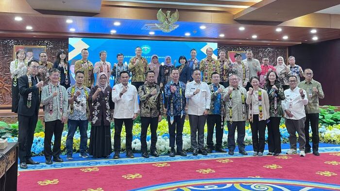 Foto Bersama Pemerintah Kaltim dengan Rombongan TETO. Foto: BorneoFlash/Nur Ainunnisa