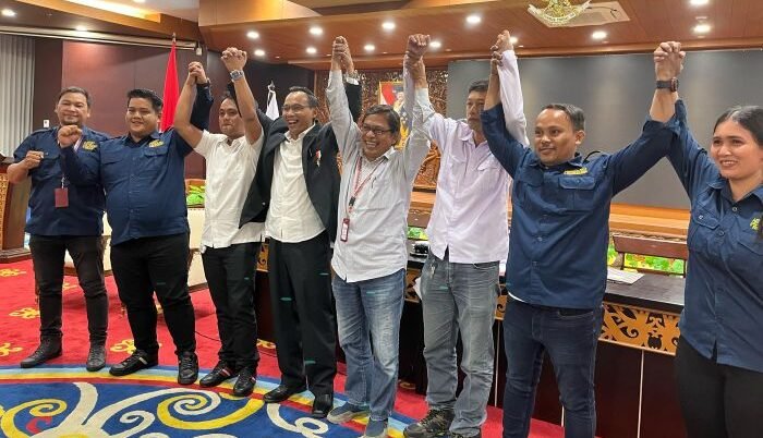 Foto bersama dengan kepengurusan baru SMSI Kaltim. Foto: BorneoFlash/Nur Ainunnisa