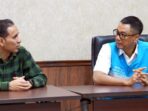 Gubernur Bali I Wayan Koster (kiri) saat bersama Direktur Utama PLN, Darmawan Prasodjo (kanan). Koster mengapresiasi langkah cepat PT PLN (Persero) dalam menangani gangguan sistem kelistrikan yang terjadi di Pulau Dewata pada Jumat (2/5/2025). Foto: HO/PLN