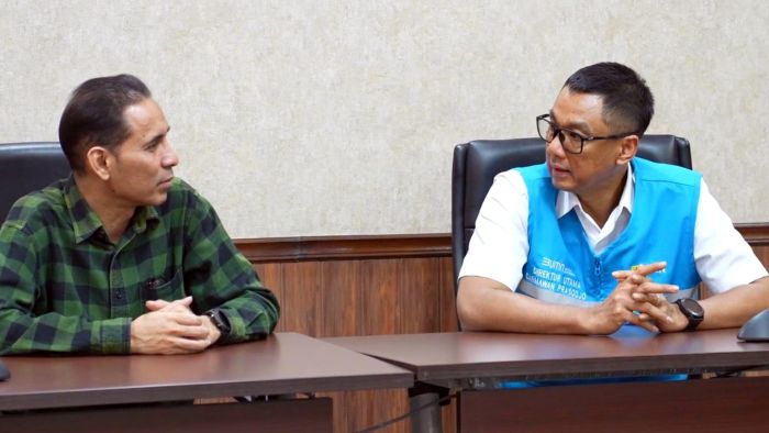 Gubernur Bali I Wayan Koster (kiri) saat bersama Direktur Utama PLN, Darmawan Prasodjo (kanan). Koster mengapresiasi langkah cepat PT PLN (Persero) dalam menangani gangguan sistem kelistrikan yang terjadi di Pulau Dewata pada Jumat (2/5/2025). Foto: HO/PLN